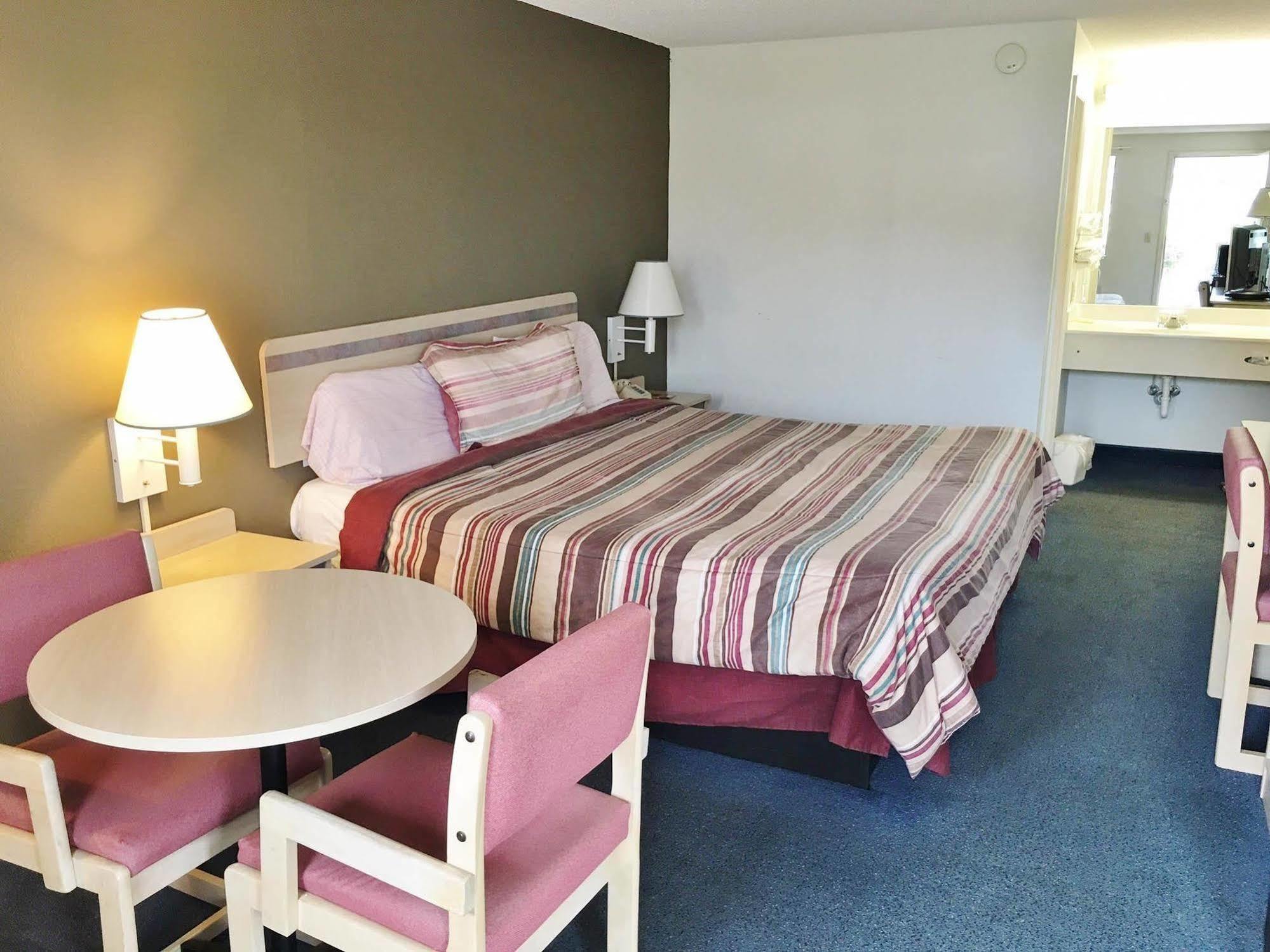 Rodeway Inn Elkton Exteriör bild